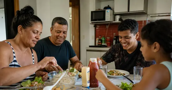 Pacotes de ketchup e maionese Hellmann's ao lado de utensílios de cozinha, representando os prêmios da promoção.